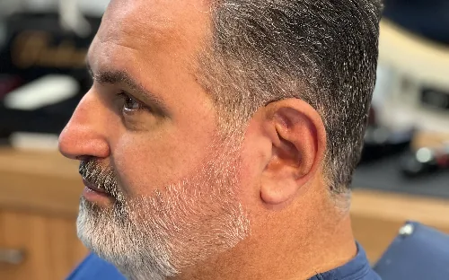 Cabelo e barba — trabalho feito na Team Brothers Barbearia